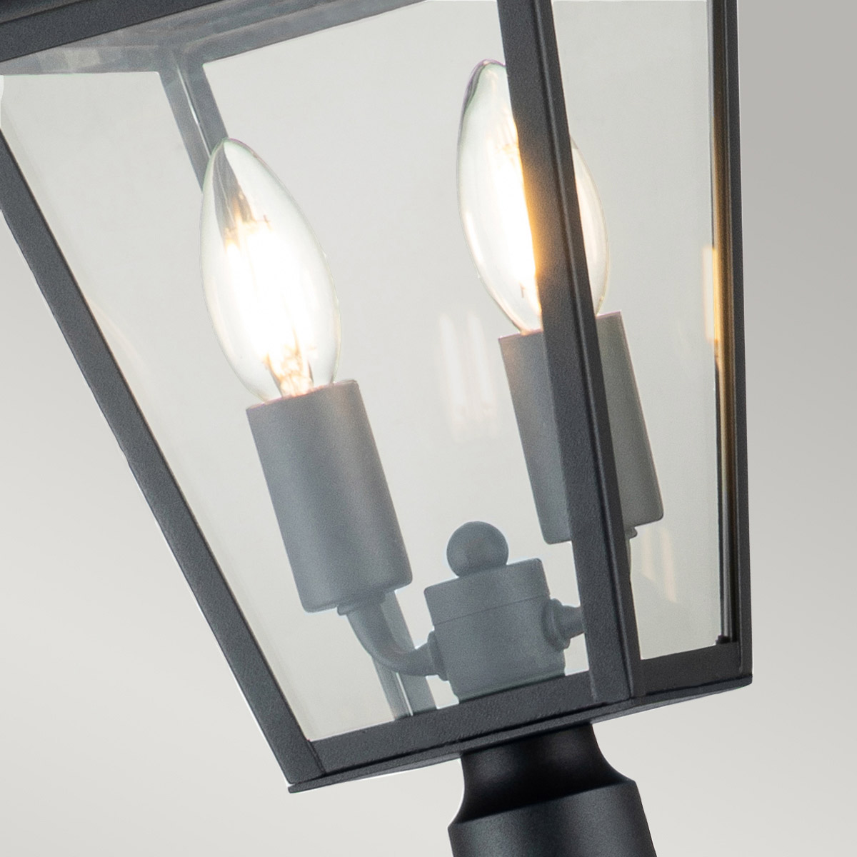 Alford Place 110cm Musta pylväsvalaisimet valmistajalta Elstead Lighting - Alford Place &auml;r en stilren och klassisk pollare som ger din entr&eacute; eller tr&auml;dg&aring;rd en elegant touch.