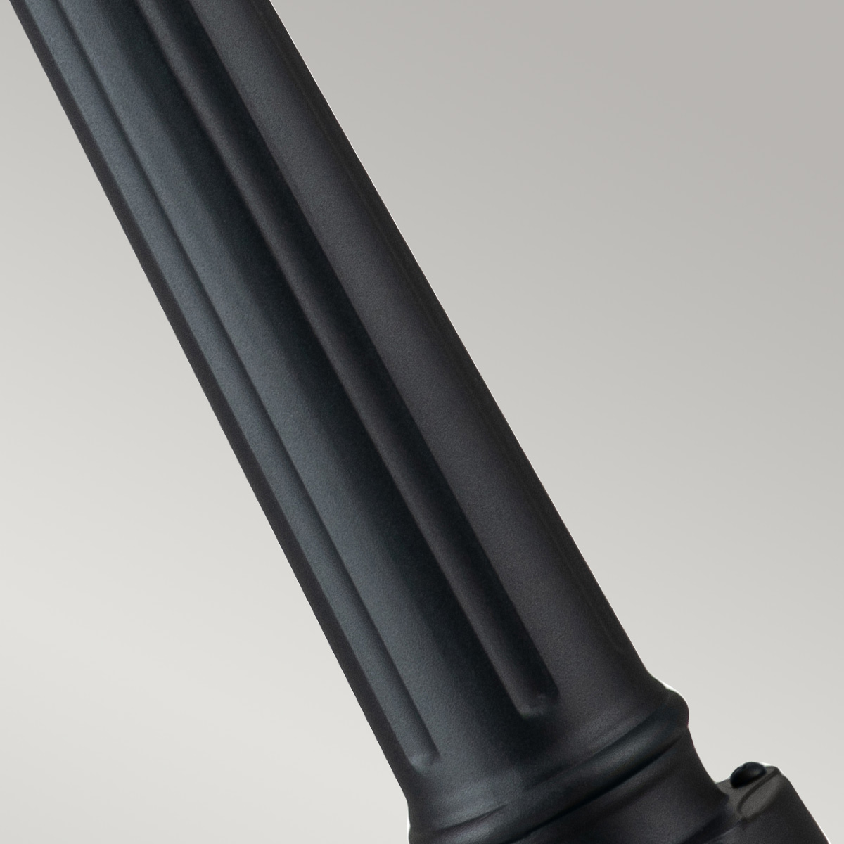Alford Place 110cm Musta pylväsvalaisimet valmistajalta Elstead Lighting - Alford Place &auml;r en stilren och klassisk pollare som ger din entr&eacute; eller tr&auml;dg&aring;rd en elegant touch.