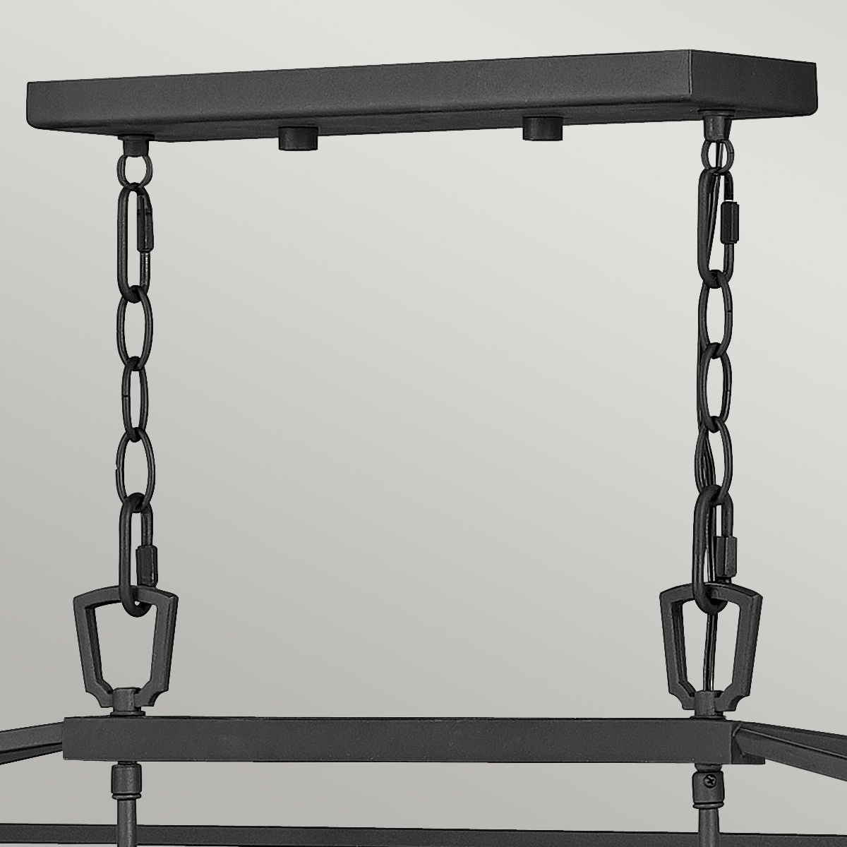 Alford Place 102cm Musta valmistajalta Elstead Lighting - Alford Place &auml;r en stilfull och tidl&ouml;s takpendel som ger din uteplats, veranda eller entr&eacute; ett elegant uttryck.