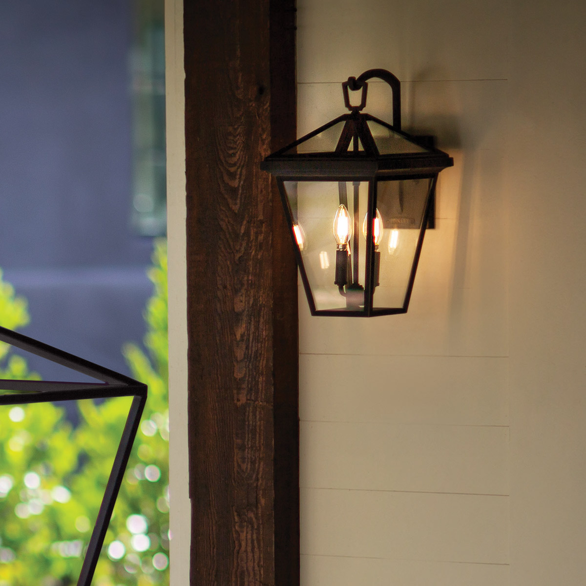 Alford Place 46cm Musta ulkovalo valmistajalta Elstead Lighting - Den svarta ramen i aluminium och de klara glaspartierna skapar en lyxig och stilfull look som lyfter din entr&eacute;, uteplats eller fasad.