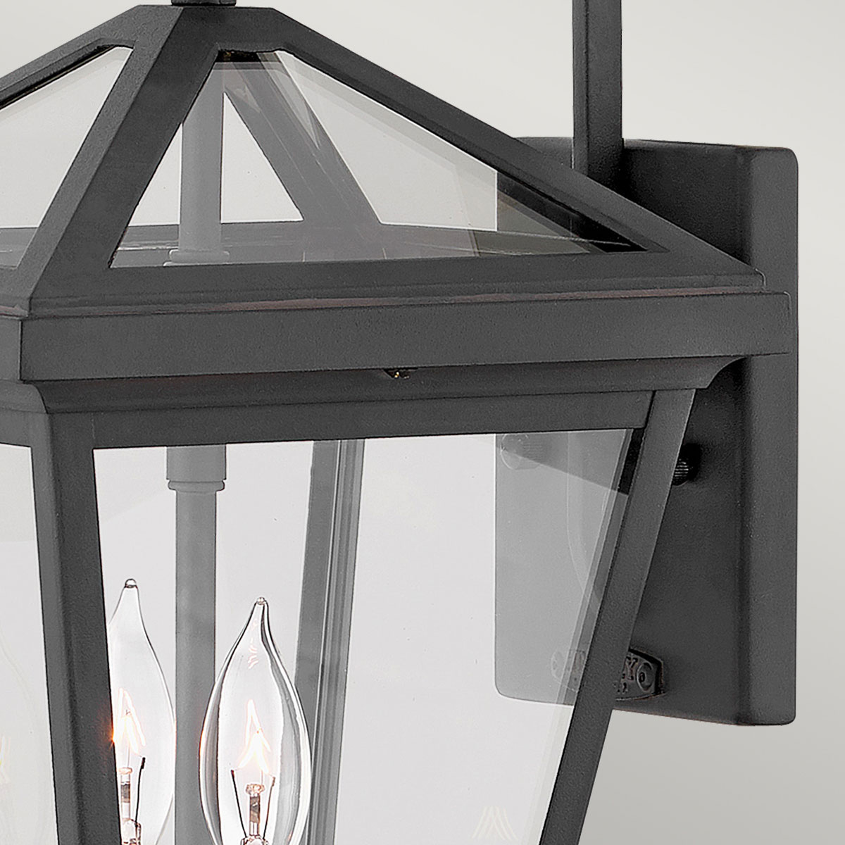 Alford Place 37cm Musta ulkovalo valmistajalta Elstead Lighting - Den svarta ramen i aluminium och de klara glaspartierna skapar en lyxig och stilfull look som lyfter din entr&eacute;, uteplats eller fasad.
