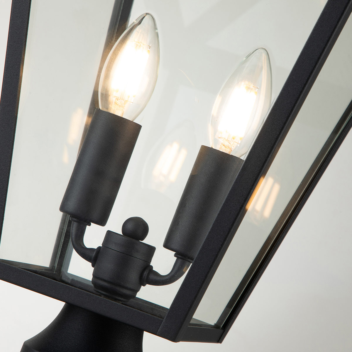 Alford Place 50cm Musta valmistajalta Elstead Lighting - Tukeva musta alumiinirunko ja kirkkaat lasiosat luovat hienostuneen ilmeen ja levitt&auml;v&auml;t valoa tasaisesti ja kauniisti.