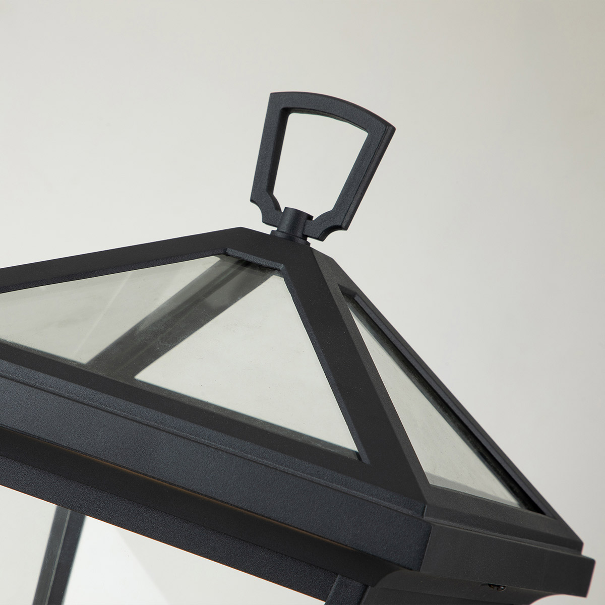 Alford Place 50cm Musta valmistajalta Elstead Lighting - Tukeva musta alumiinirunko ja kirkkaat lasiosat luovat hienostuneen ilmeen ja levitt&auml;v&auml;t valoa tasaisesti ja kauniisti.