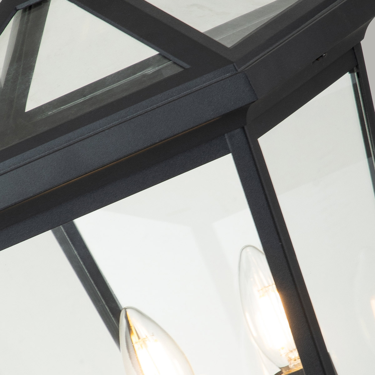 Alford Place 50cm Musta valmistajalta Elstead Lighting - Tukeva musta alumiinirunko ja kirkkaat lasiosat luovat hienostuneen ilmeen ja levitt&auml;v&auml;t valoa tasaisesti ja kauniisti.