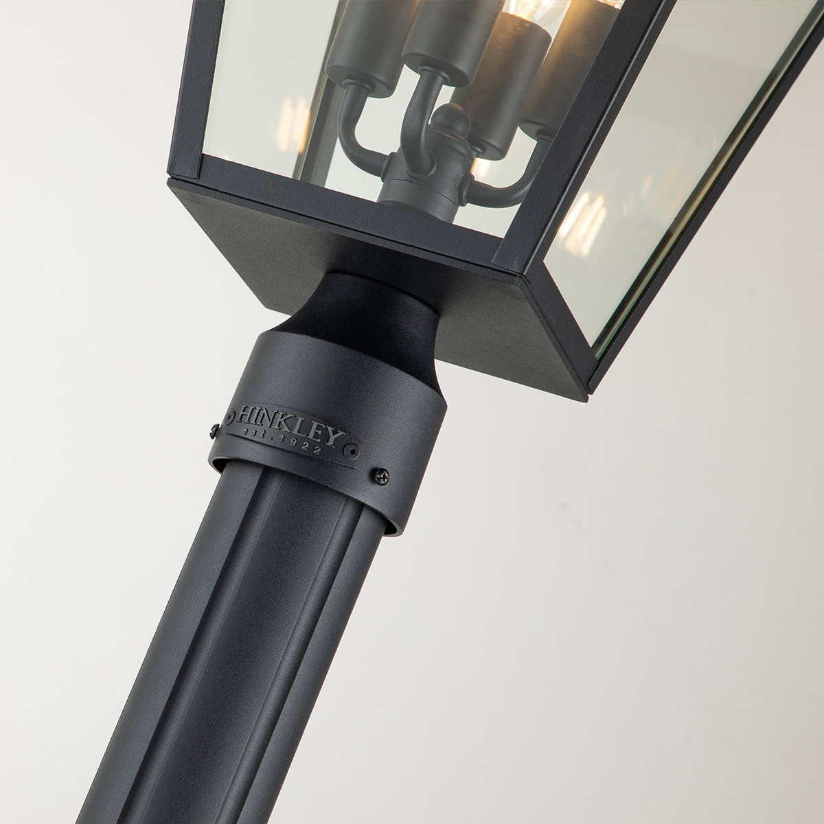 Alford Place 250cm Musta lyhtypylväs valmistajalta Elstead Lighting - Alford Place &auml;r en stilren och klassisk lyktstolpe&nbsp;som ger din entr&eacute; eller tr&auml;dg&aring;rd en elegant touch.
