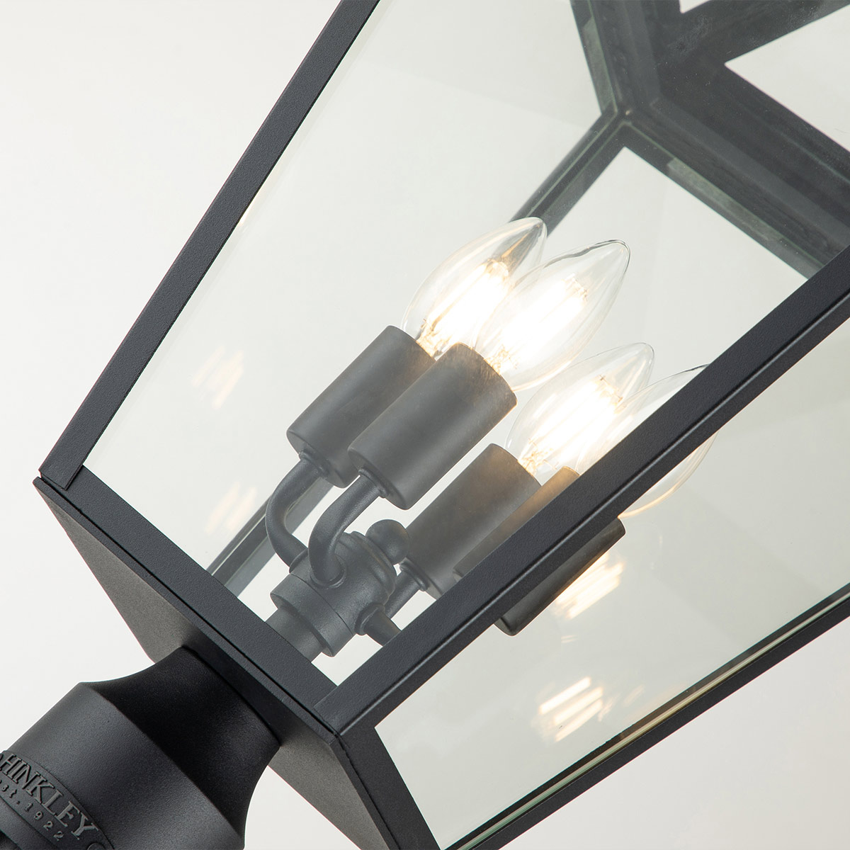 Alford Place 250cm Musta lyhtypylväs valmistajalta Elstead Lighting - Alford Place &auml;r en stilren och klassisk lyktstolpe&nbsp;som ger din entr&eacute; eller tr&auml;dg&aring;rd en elegant touch.