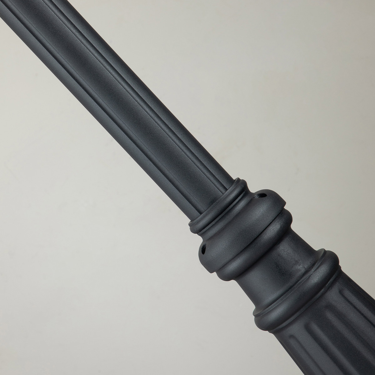 Alford Place 250cm Musta lyhtypylväs valmistajalta Elstead Lighting - Alford Place &auml;r en stilren och klassisk lyktstolpe&nbsp;som ger din entr&eacute; eller tr&auml;dg&aring;rd en elegant touch.