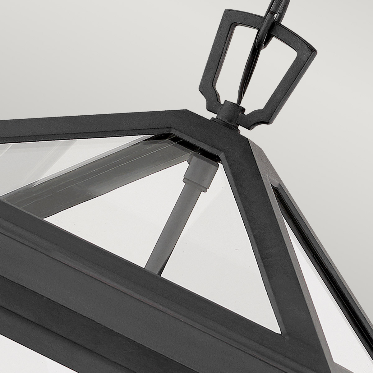 Alford Place L Musta valmistajalta Elstead Lighting - Den robusta&nbsp;ramen i svart aluminium och de klara glaspartierna skapar ett sofistikerat uttryck samtidigt som ljuset sprids j&auml;mnt och vackert.