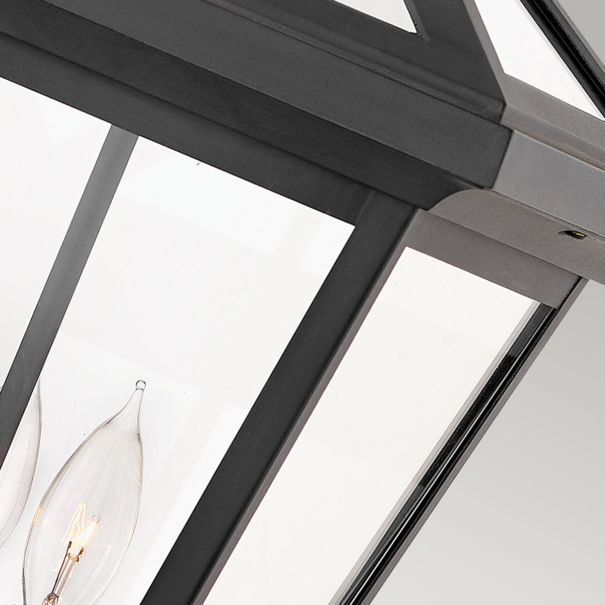 Alford Place L Musta valmistajalta Elstead Lighting - Den robusta&nbsp;ramen i svart aluminium och de klara glaspartierna skapar ett sofistikerat uttryck samtidigt som ljuset sprids j&auml;mnt och vackert.