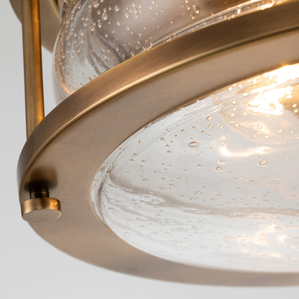 Ashland Bay Ø30 Messinki kylpyhuoneen valaisin valmistajalta Elstead Lighting - Se on valmistettu teräksestä ja lasista, ja siinä on ylellinen messinkiviimeistely ja tilaa kahdelle.
