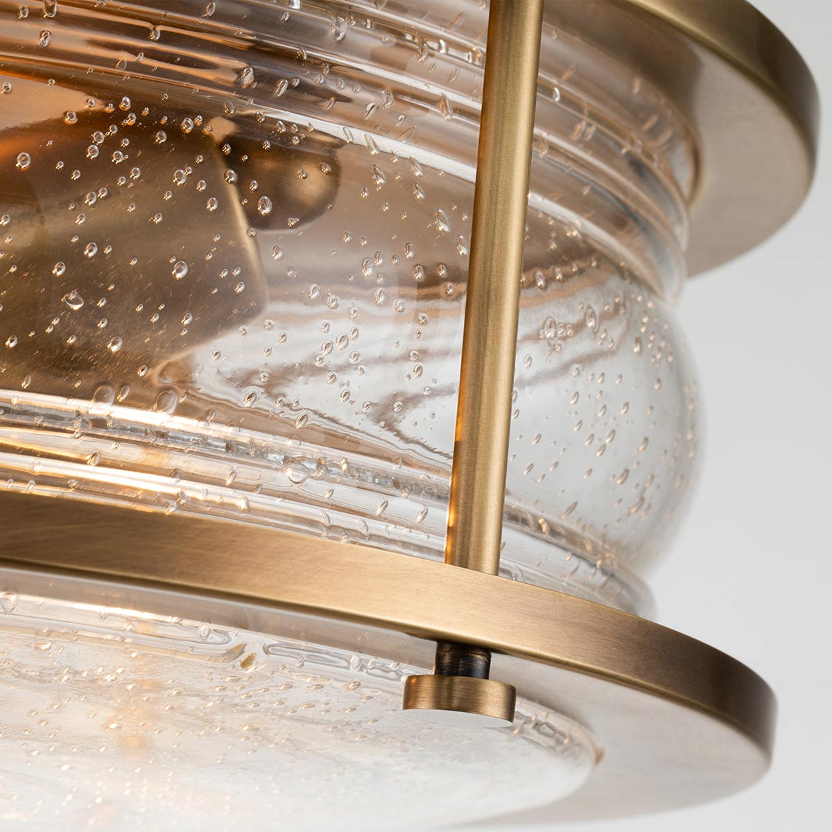 Ashland Bay Ø30 Messinki kylpyhuoneen valaisin valmistajalta Elstead Lighting - Se on valmistettu teräksestä ja lasista, ja siinä on ylellinen messinkiviimeistely ja tilaa kahdelle.