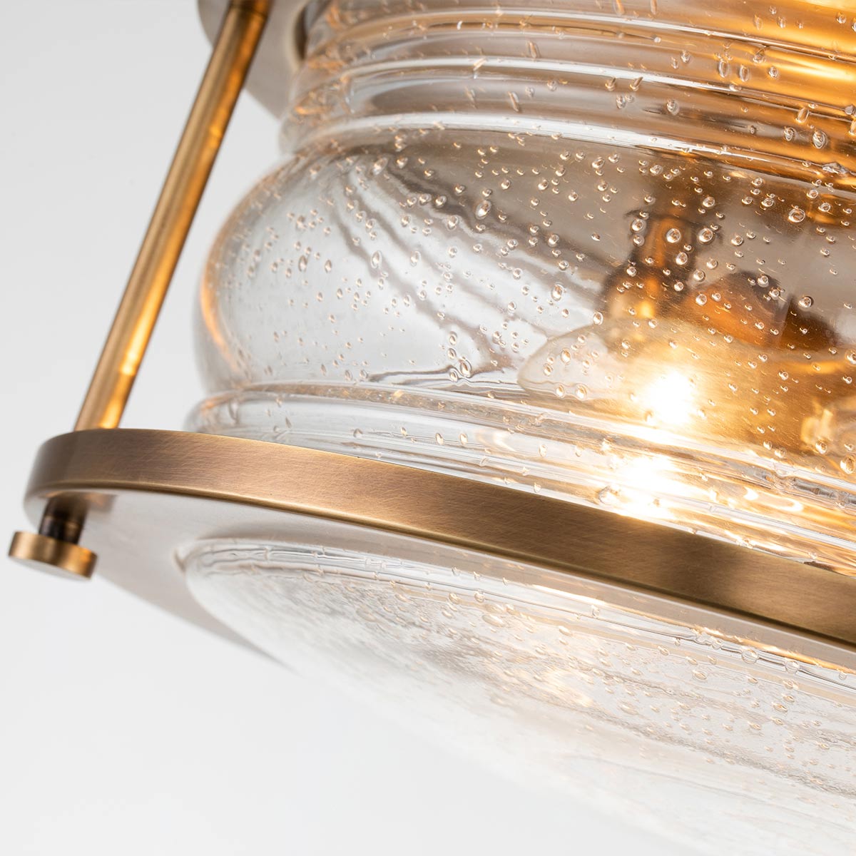 Ashland Bay Ø30 Messinki kylpyhuoneen valaisin valmistajalta Elstead Lighting - Se on valmistettu teräksestä ja lasista, ja siinä on ylellinen messinkiviimeistely ja tilaa kahdelle.