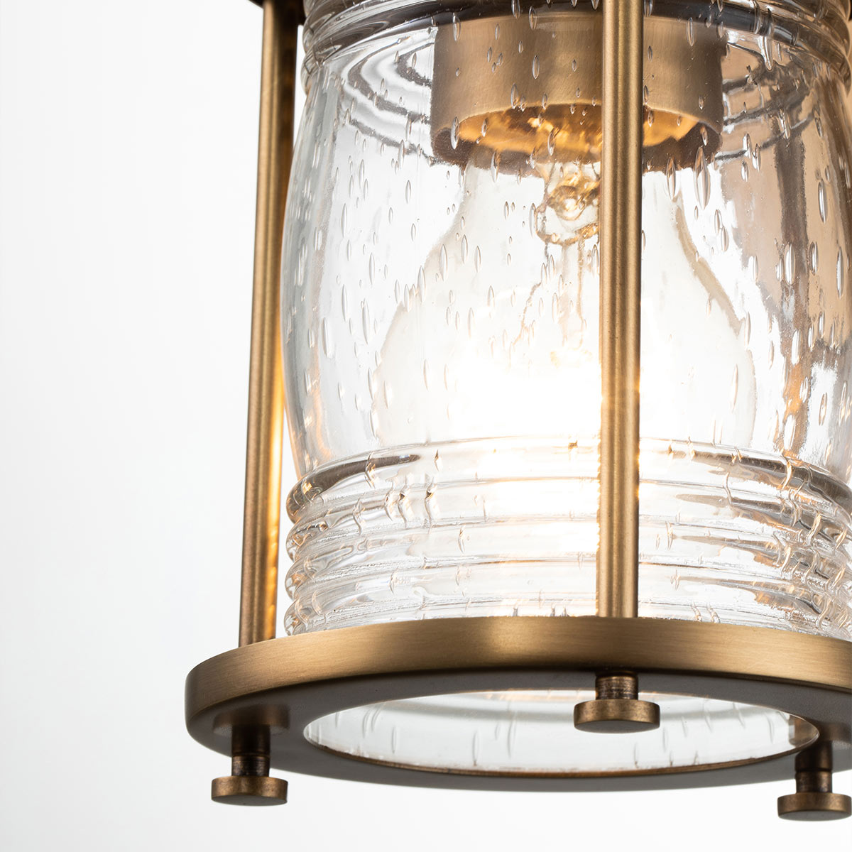 Ashland Bay 20cm Messinki kylpyhuoneen valaisin valmistajalta Elstead Lighting - Se on valmistettu teräksestä ja lasista, ja siinä on ylellinen messinkiviimeistely ja kauniisti kuvioitu lasi, joka hajottaa valoa.