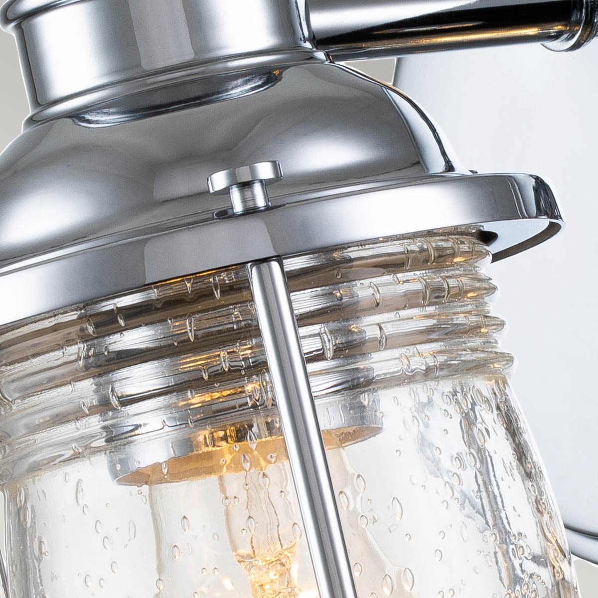 Ashland Bay 20cm Kromi kylpyhuoneen valaisin valmistajalta Elstead Lighting - Se on valmistettu teräksestä ja lasista, ja siinä on ylellinen kiillotettu kromiviimeistely ja kauniisti kuvioitu lasi, joka hajottaa valoa.