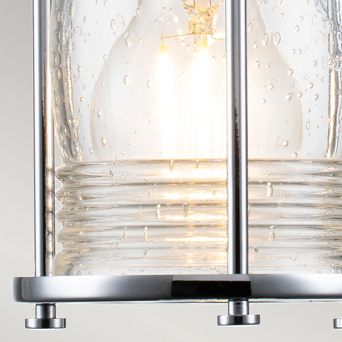 Ashland Bay 20cm Kromi kylpyhuoneen valaisin valmistajalta Elstead Lighting - Se on valmistettu teräksestä ja lasista, ja siinä on ylellinen kiillotettu kromiviimeistely ja kauniisti kuvioitu lasi, joka hajottaa valoa.