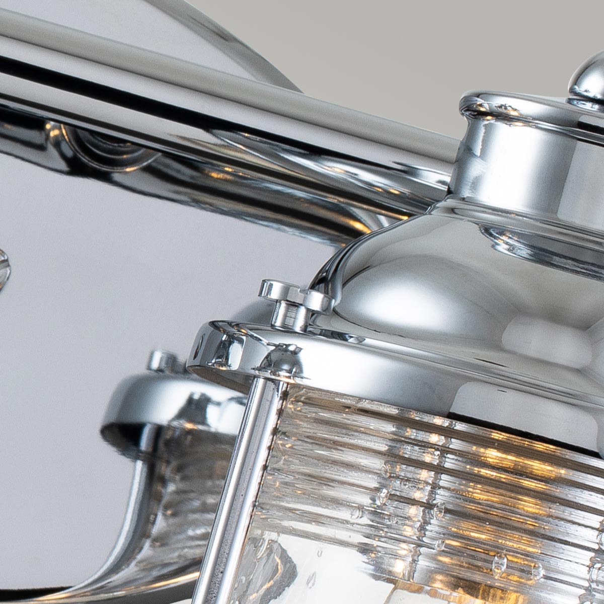 Ashland Bay 36cm Kromi kylpyhuoneen valaisin valmistajalta Elstead Lighting - Se on valmistettu teräksestä ja lasista, ja siinä on ylellinen kiillotettu kromiviimeistely ja kaksi kauniisti rakennettua lasia, jotka levittävät valoa miellyttävällä tavalla.