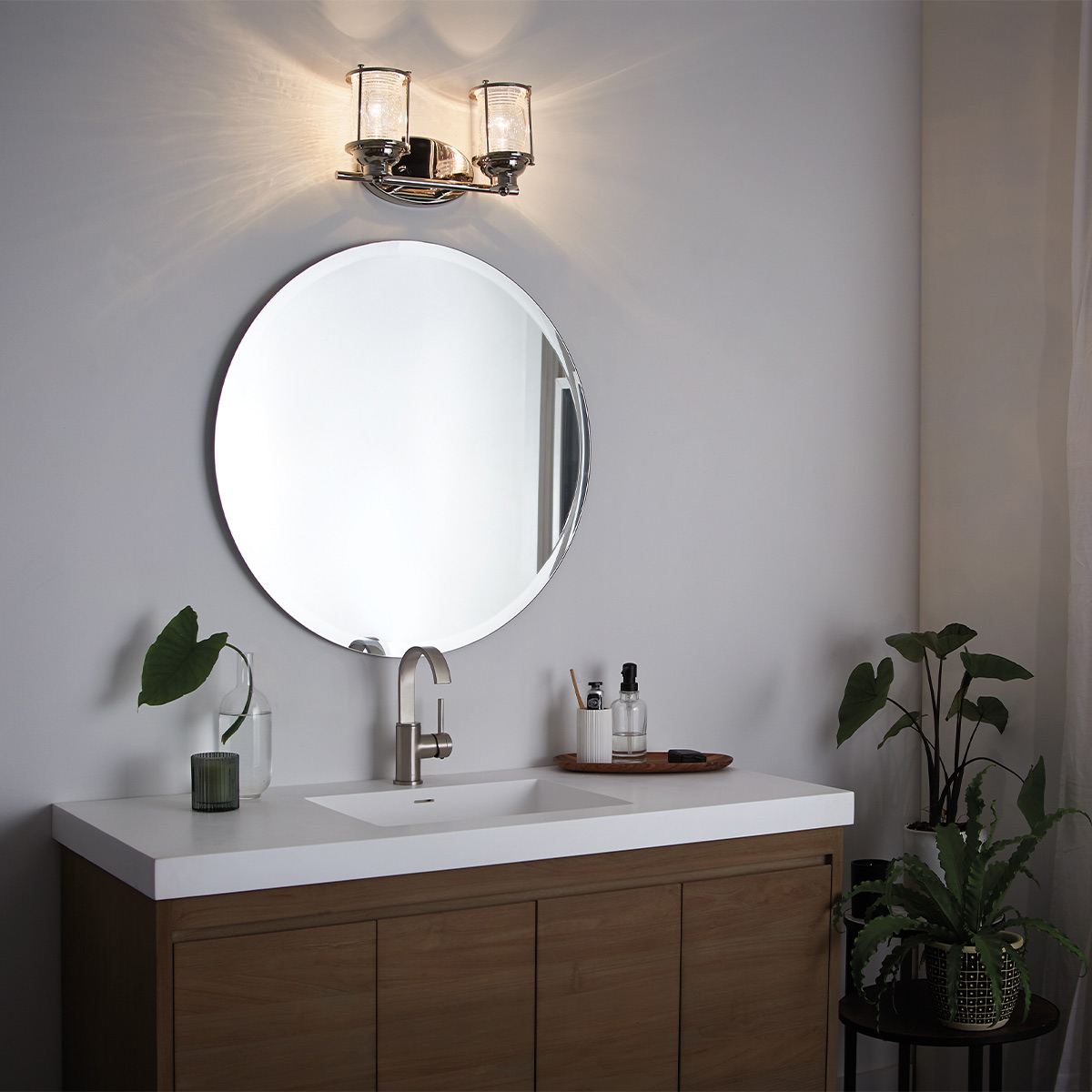 Ashland Bay 36cm Kromi kylpyhuoneen valaisin valmistajalta Elstead Lighting - Se on valmistettu teräksestä ja lasista, ja siinä on ylellinen kiillotettu kromiviimeistely ja kaksi kauniisti rakennettua lasia, jotka levittävät valoa miellyttävällä tavalla.