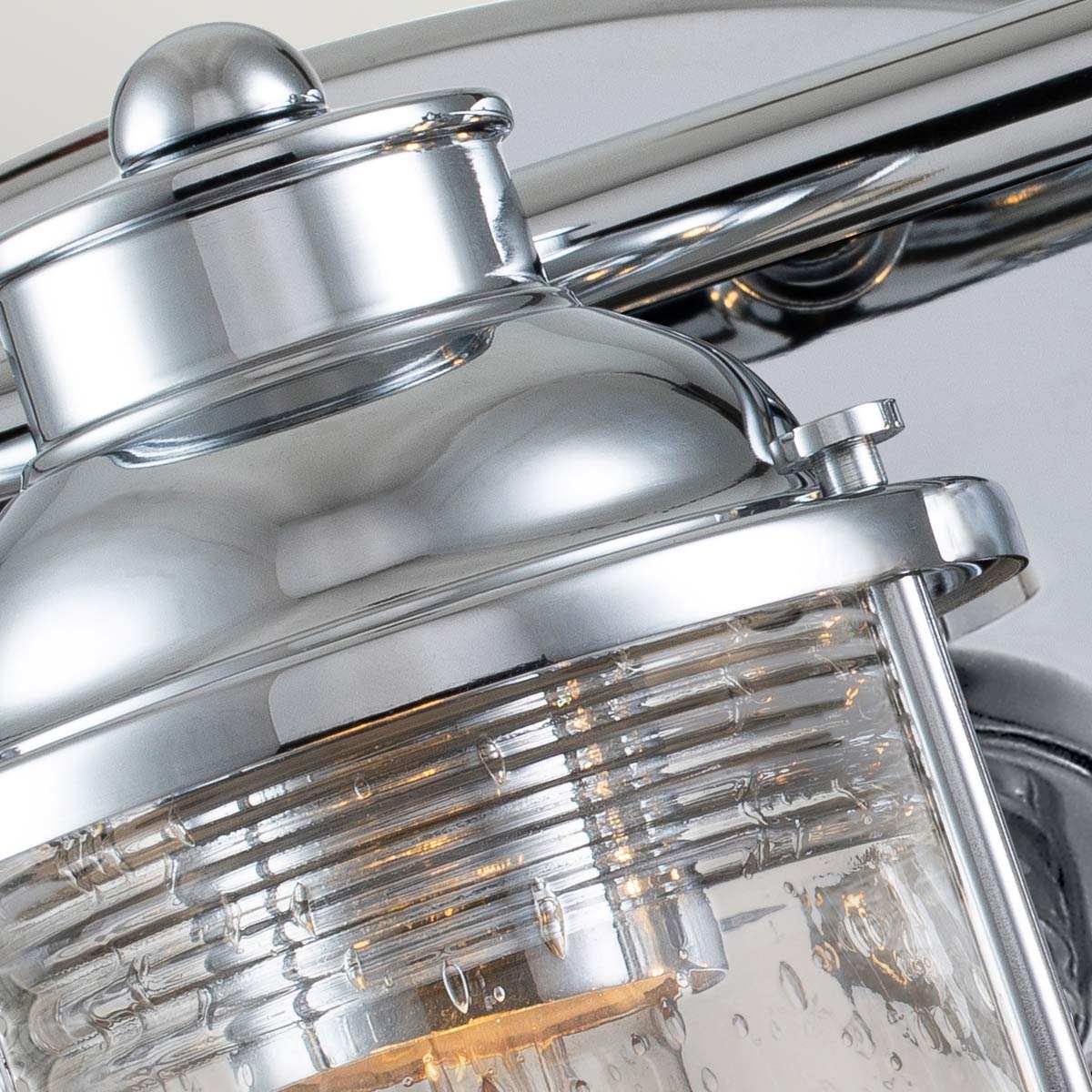 Ashland Bay 60cm Kromi kylpyhuoneen valaisin valmistajalta Elstead Lighting - Se on valmistettu teräksestä ja lasista, ja siinä on ylellinen kiillotettu kromiviimeistely ja kolme kauniisti kuvioitua lasia, jotka hajottavat valoa.