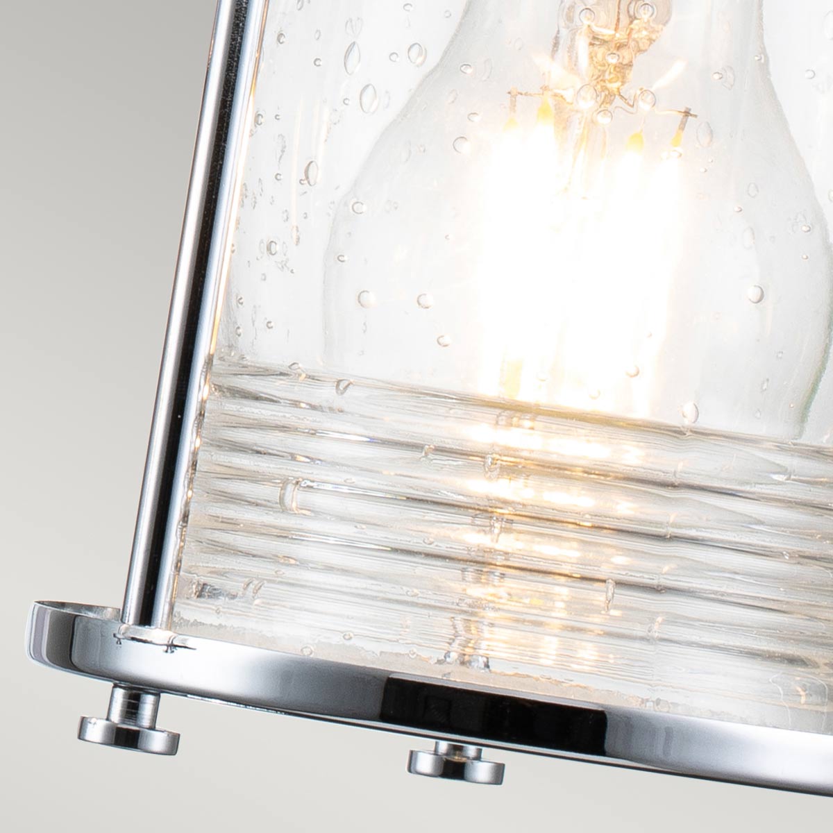 Ashland Bay 60cm Kromi kylpyhuoneen valaisin valmistajalta Elstead Lighting - Se on valmistettu teräksestä ja lasista, ja siinä on ylellinen kiillotettu kromiviimeistely ja kolme kauniisti kuvioitua lasia, jotka hajottavat valoa.