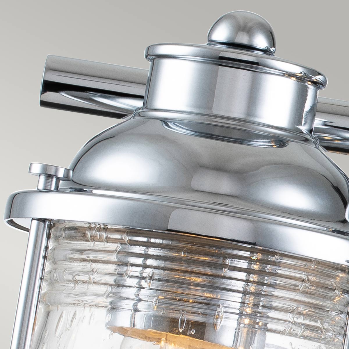 Ashland Bay 60cm Kromi kylpyhuoneen valaisin valmistajalta Elstead Lighting - Se on valmistettu teräksestä ja lasista, ja siinä on ylellinen kiillotettu kromiviimeistely ja kolme kauniisti kuvioitua lasia, jotka hajottavat valoa.