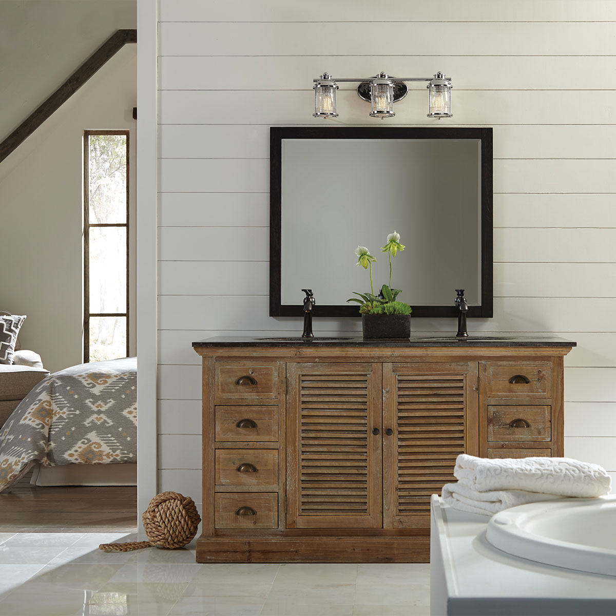 Ashland Bay 60cm Kromi kylpyhuoneen valaisin valmistajalta Elstead Lighting - Se on valmistettu teräksestä ja lasista, ja siinä on ylellinen kiillotettu kromiviimeistely ja kolme kauniisti kuvioitua lasia, jotka hajottavat valoa.