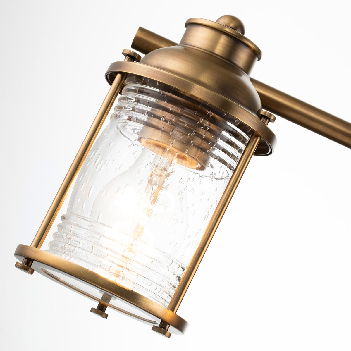 Ashland Bay 85cm Messinki kylpyhuoneen valaisin valmistajalta Elstead Lighting - Se on valmistettu teräksestä ja lasista, ja siinä on ylellinen messinkiviimeistely ja neljä kauniisti kuvioitua lasia, jotka hajottavat valoa.