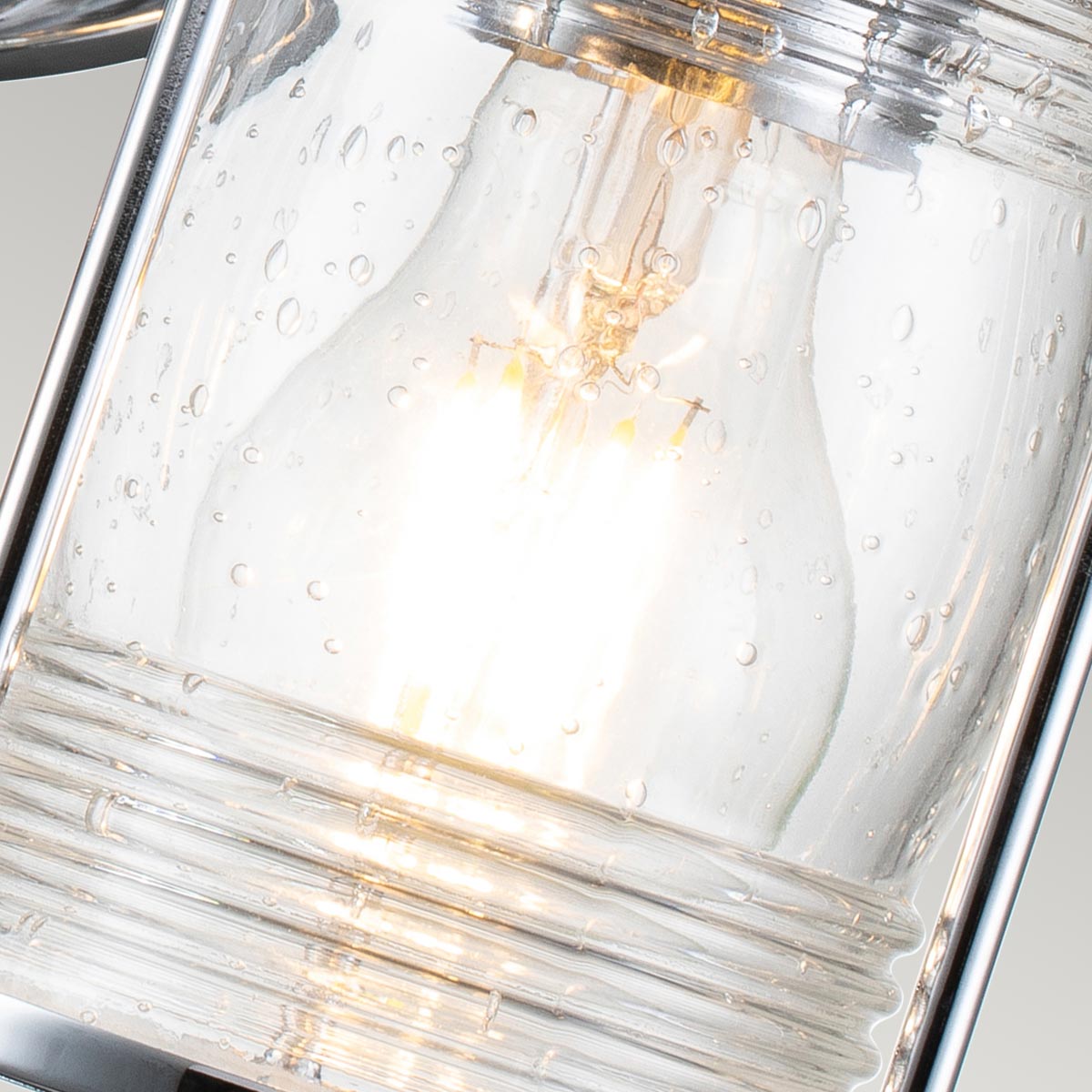 Ashland Bay 85cm Kromi kylpyhuoneen valaisin valmistajalta Elstead Lighting - Se on valmistettu teräksestä ja lasista, ja siinä on ylellinen kiillotettu kromiviimeistely ja neljä kauniisti kuvioitua lasia, jotka hajottavat valoa.