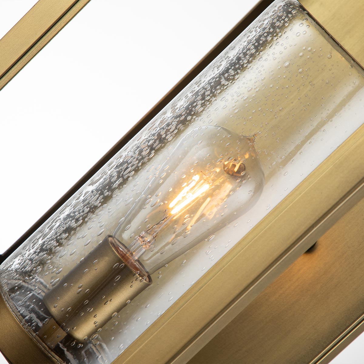 Atwater 52cm Messinki ulkovalo valmistajalta Elstead Lighting - Med IP44-klassning &auml;r Atwater skyddad mot fukt och v&auml;derp&aring;verkan, vilket g&ouml;r den till en elegant och l&aring;ngvarig l&ouml;sning f&ouml;r entr&eacute;er, uteplatser och tr&auml;dg&aring;rdsmilj&ouml;er.
