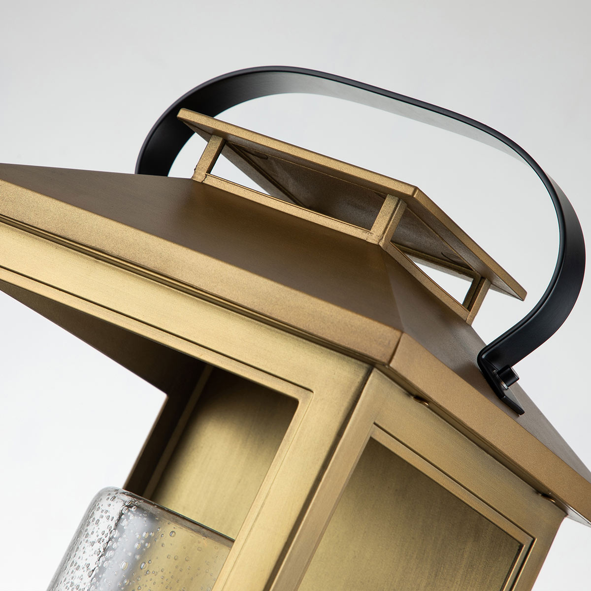 Atwater 52cm Messinki ulkovalo valmistajalta Elstead Lighting - Med IP44-klassning &auml;r Atwater skyddad mot fukt och v&auml;derp&aring;verkan, vilket g&ouml;r den till en elegant och l&aring;ngvarig l&ouml;sning f&ouml;r entr&eacute;er, uteplatser och tr&auml;dg&aring;rdsmilj&ouml;er.