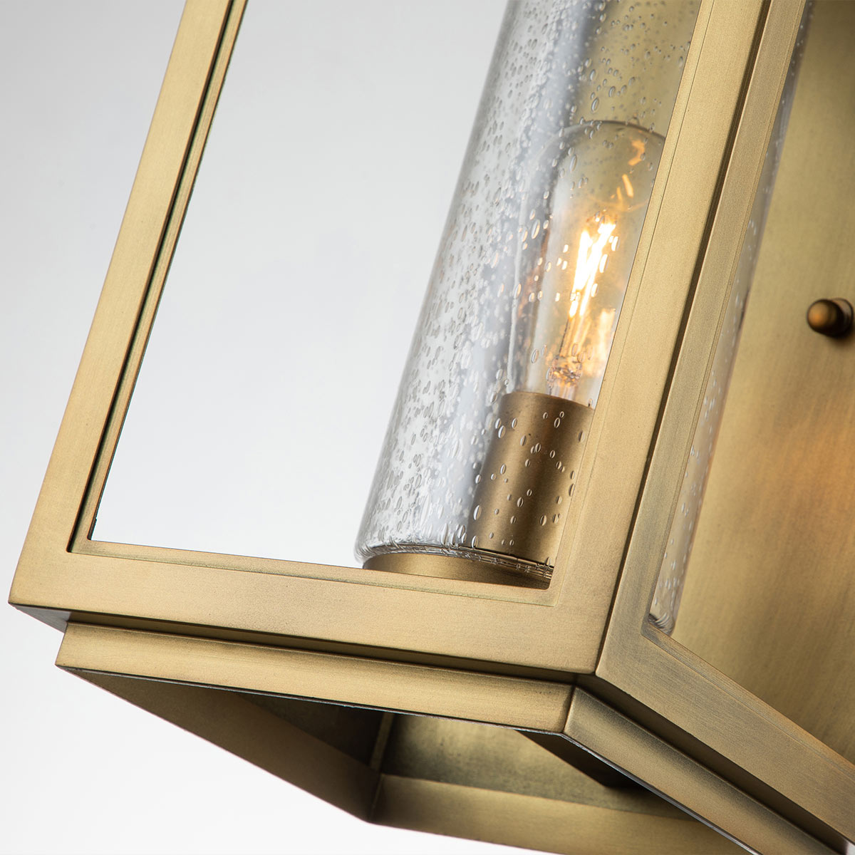 Atwater 52cm Messinki ulkovalo valmistajalta Elstead Lighting - Med IP44-klassning &auml;r Atwater skyddad mot fukt och v&auml;derp&aring;verkan, vilket g&ouml;r den till en elegant och l&aring;ngvarig l&ouml;sning f&ouml;r entr&eacute;er, uteplatser och tr&auml;dg&aring;rdsmilj&ouml;er.