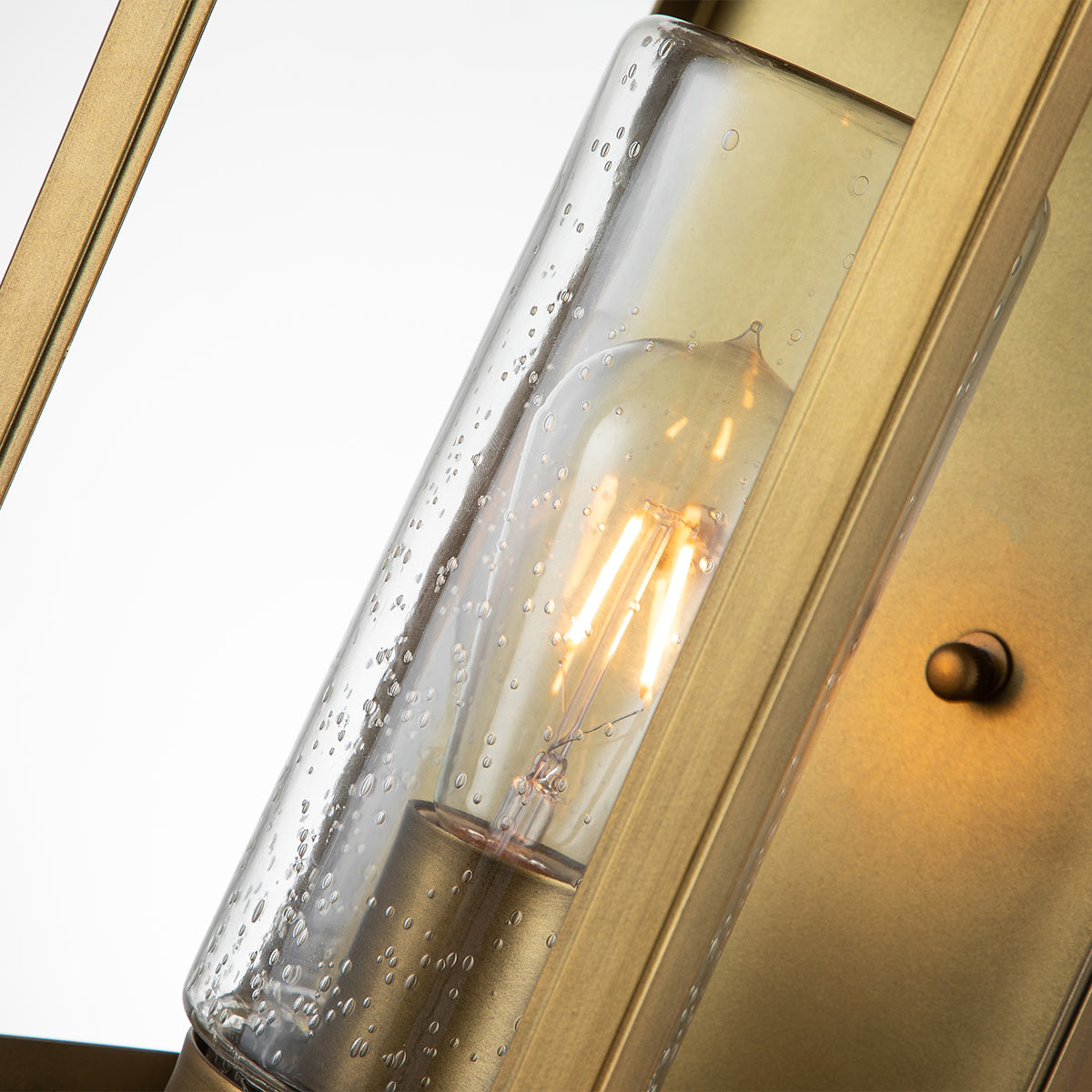 Atwater 45cm Messinki ulkovalo valmistajalta Elstead Lighting - Med IP44-klassning &auml;r Atwater skyddad mot fukt och v&auml;derp&aring;verkan, vilket g&ouml;r den till en elegant och l&aring;ngvarig l&ouml;sning f&ouml;r entr&eacute;er, uteplatser och tr&auml;dg&aring;rdsmilj&ouml;er.