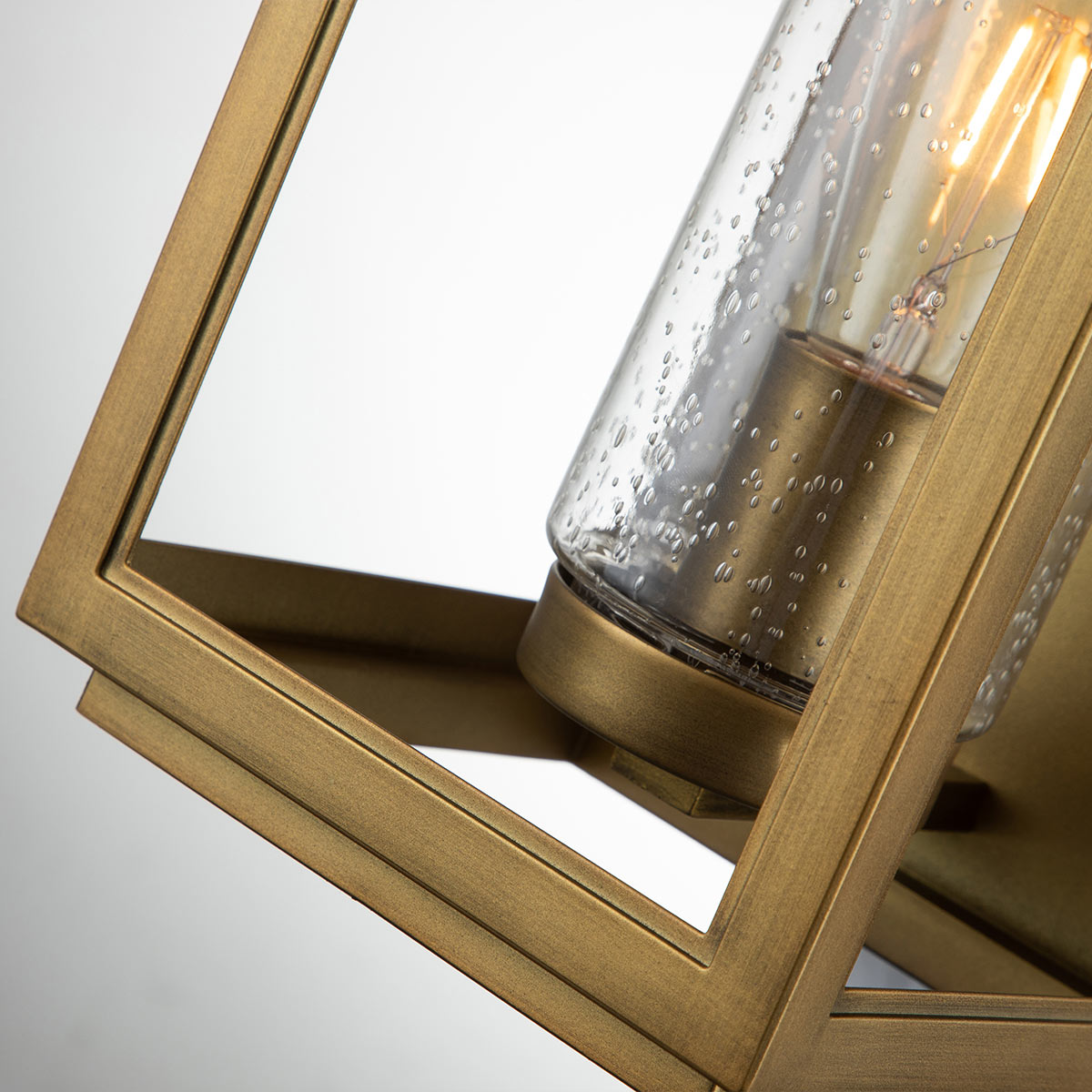 Atwater 45cm Messinki ulkovalo valmistajalta Elstead Lighting - Med IP44-klassning &auml;r Atwater skyddad mot fukt och v&auml;derp&aring;verkan, vilket g&ouml;r den till en elegant och l&aring;ngvarig l&ouml;sning f&ouml;r entr&eacute;er, uteplatser och tr&auml;dg&aring;rdsmilj&ouml;er.