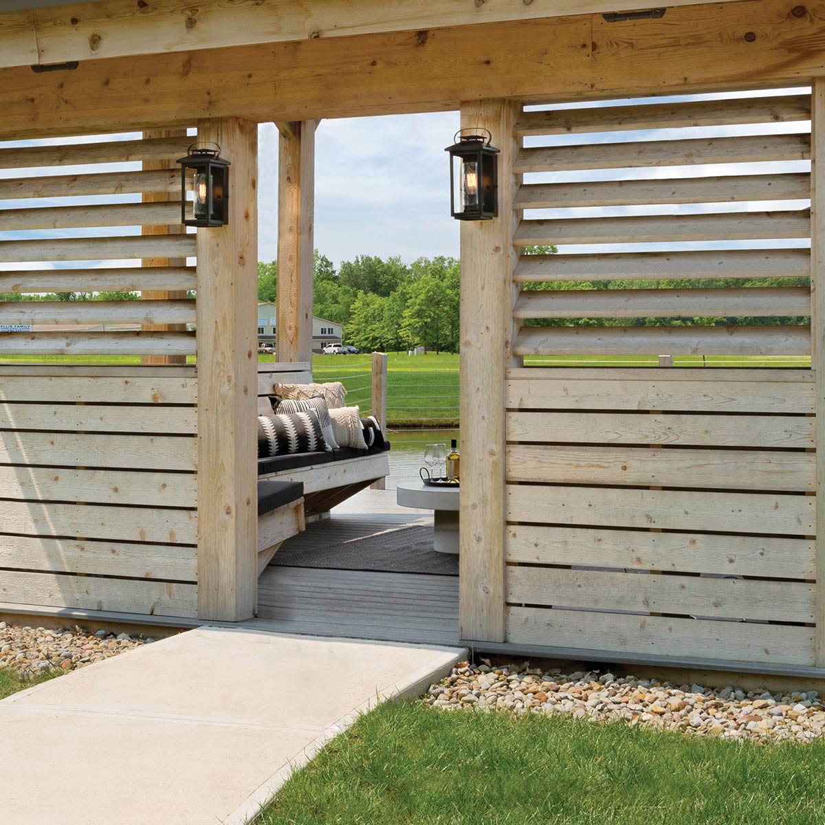 Atwater 35cm Musta ulkovalo valmistajalta Elstead Lighting - Med IP44-klassning &auml;r Atwater skyddad mot fukt och v&auml;derp&aring;verkan, vilket g&ouml;r den till en elegant och l&aring;ngvarig l&ouml;sning f&ouml;r entr&eacute;er, uteplatser och tr&auml;dg&aring;rdsmilj&ouml;er.