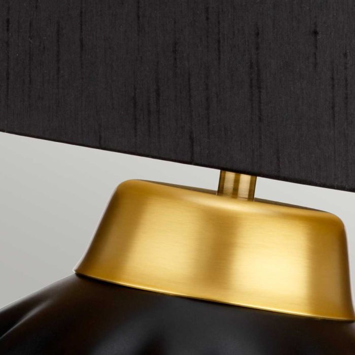 Bexley 56cm Musta pöytävalaisin valmistajalta Elstead Lighting - Den levereras med en avsmalnande lampsk&auml;rm i svart konstsilke med en m&auml;ssingf&auml;rgad insida, handgjord i Storbritannien.