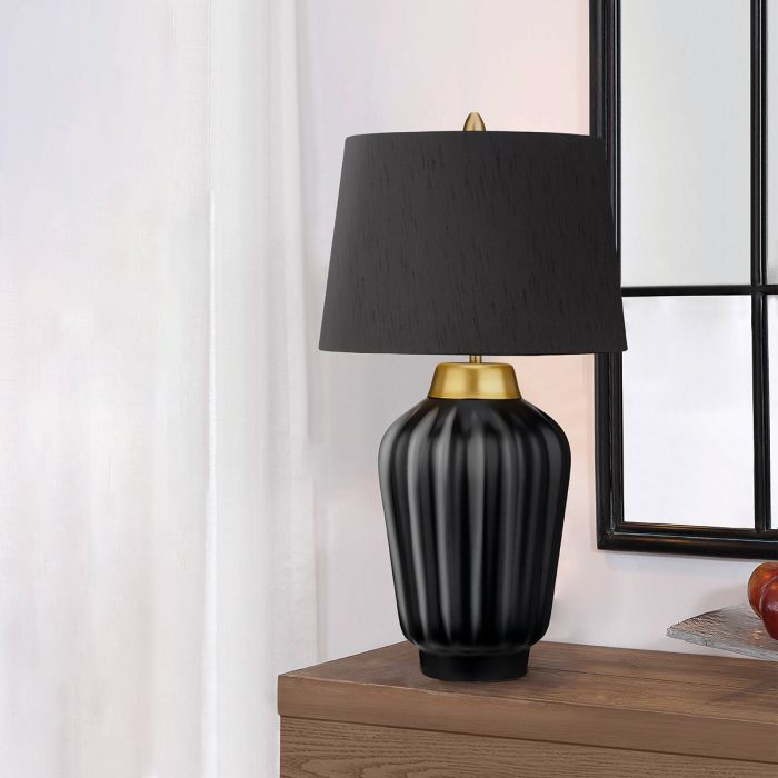Bexley 56cm Musta pöytävalaisin valmistajalta Elstead Lighting - Den levereras med en avsmalnande lampsk&auml;rm i svart konstsilke med en m&auml;ssingf&auml;rgad insida, handgjord i Storbritannien.