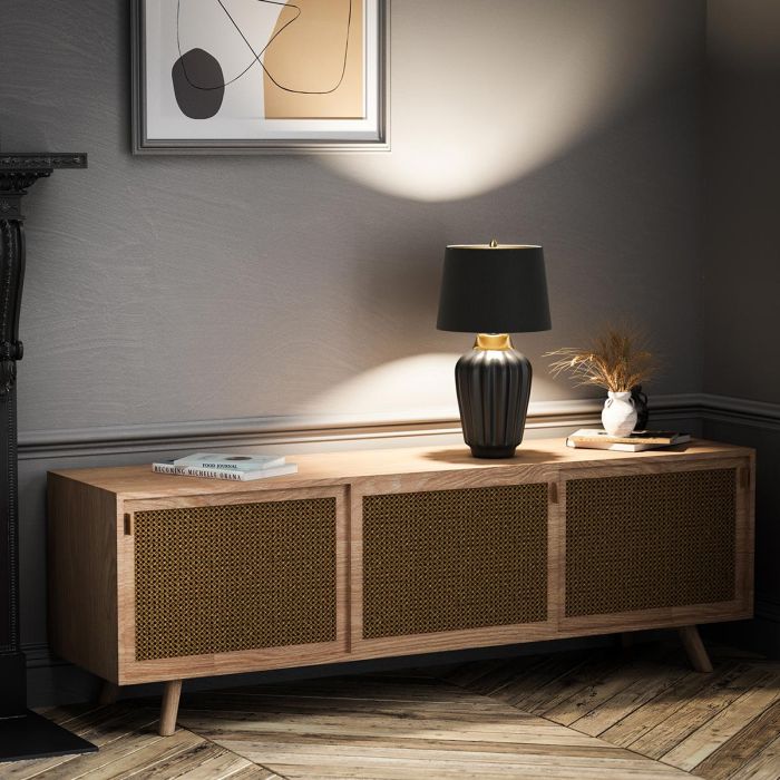 Bexley 56cm Musta pöytävalaisin valmistajalta Elstead Lighting - Den levereras med en avsmalnande lampsk&auml;rm i svart konstsilke med en m&auml;ssingf&auml;rgad insida, handgjord i Storbritannien.