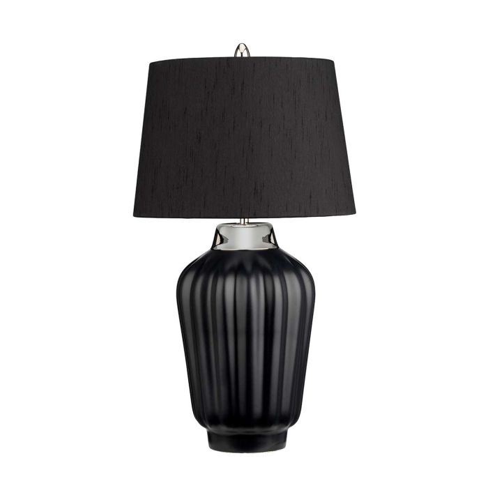 Bexley 56cm Musta pöytävalaisin valmistajalta Elstead Lighting - Den levereras med en avsmalnande lampsk&auml;rm i svart konstsilke med en silverlaminerad insida, handgjord i Storbritannien.