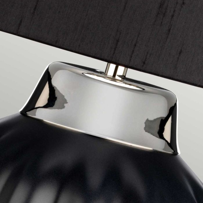 Bexley 56cm Musta pöytävalaisin valmistajalta Elstead Lighting - Den levereras med en avsmalnande lampsk&auml;rm i svart konstsilke med en silverlaminerad insida, handgjord i Storbritannien.