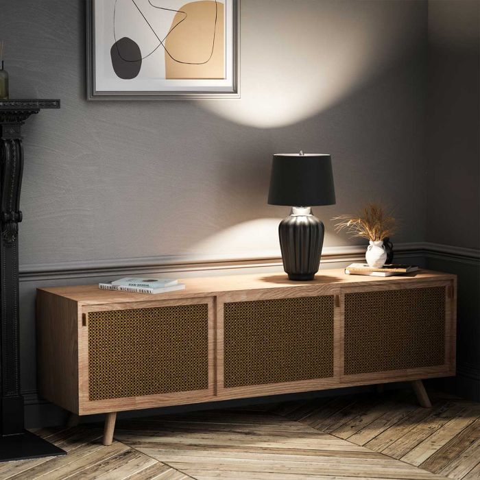 Bexley 56cm Musta pöytävalaisin valmistajalta Elstead Lighting - Den levereras med en avsmalnande lampsk&auml;rm i svart konstsilke med en silverlaminerad insida, handgjord i Storbritannien.