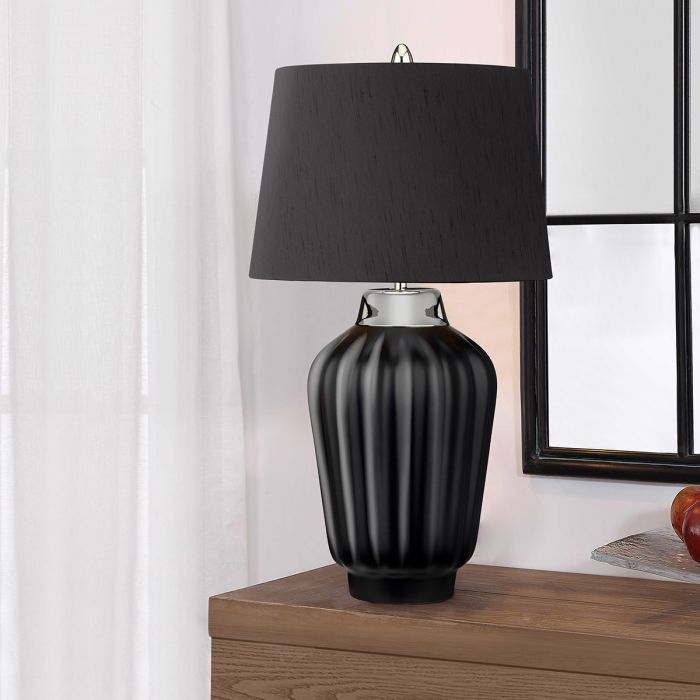 Bexley 56cm Musta pöytävalaisin valmistajalta Elstead Lighting - Den levereras med en avsmalnande lampsk&auml;rm i svart konstsilke med en silverlaminerad insida, handgjord i Storbritannien.