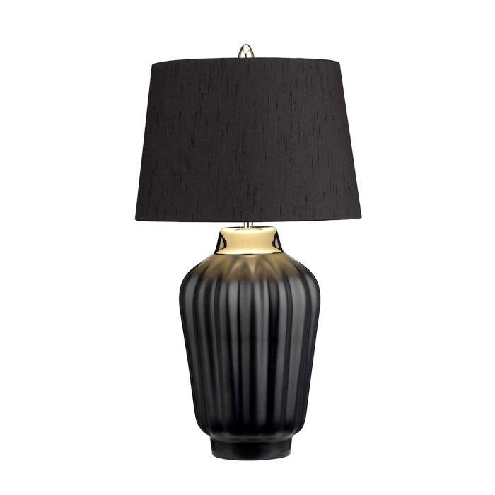 Bexley 56cm Musta pöytävalaisin valmistajalta Elstead Lighting - Den levereras med en avsmalnande lampsk&auml;rm i svart konstsilke med en silverlaminerad insida, handgjord i Storbritannien.