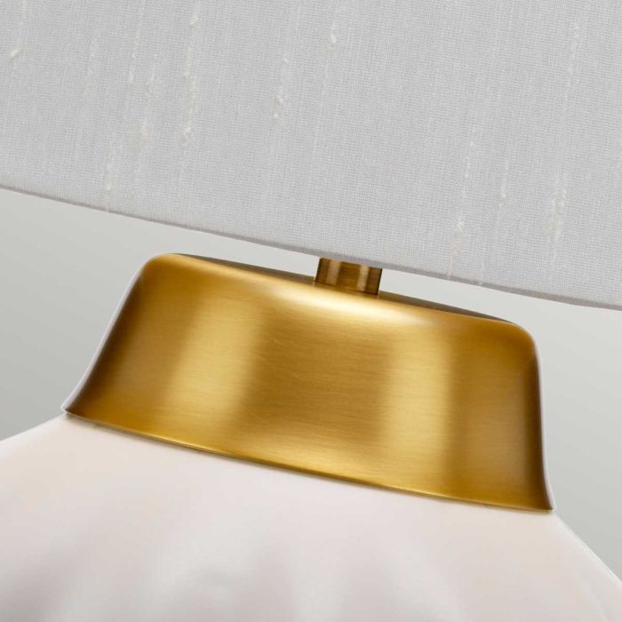 Bexley 56cm Valkoinen pöytävalaisin valmistajalta Elstead Lighting - Den levereras med en avsmalnande lampsk&auml;rm i ljus elfenbensf&auml;rgad konstsilke med en m&auml;ssingf&auml;rgad insida, handgjord i Storbritannien.