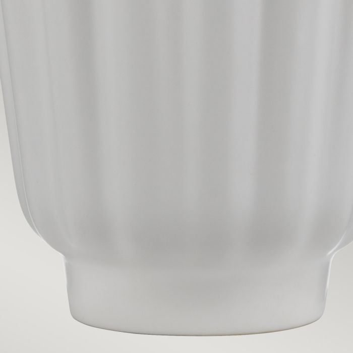 Bexley 56cm Valkoinen pöytävalaisin valmistajalta Elstead Lighting - Den levereras med en avsmalnande lampsk&auml;rm i ljus elfenbensf&auml;rgad konstsilke med en m&auml;ssingf&auml;rgad insida, handgjord i Storbritannien.