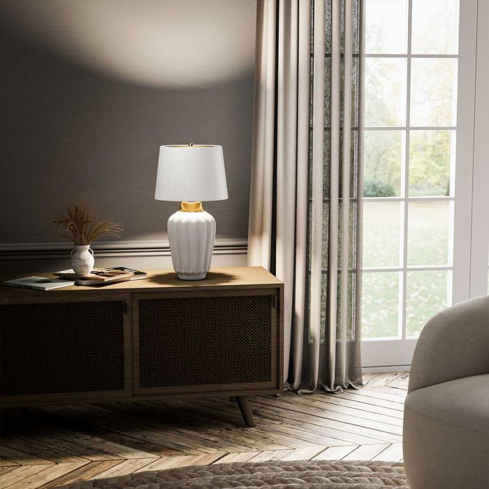 Bexley 56cm Valkoinen pöytävalaisin valmistajalta Elstead Lighting - Den levereras med en avsmalnande lampsk&auml;rm i ljus elfenbensf&auml;rgad konstsilke med en m&auml;ssingf&auml;rgad insida, handgjord i Storbritannien.