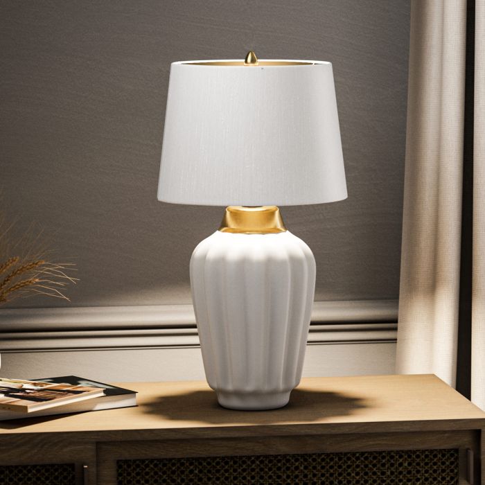 Bexley 56cm Valkoinen pöytävalaisin valmistajalta Elstead Lighting - Den levereras med en avsmalnande lampsk&auml;rm i ljus elfenbensf&auml;rgad konstsilke med en m&auml;ssingf&auml;rgad insida, handgjord i Storbritannien.