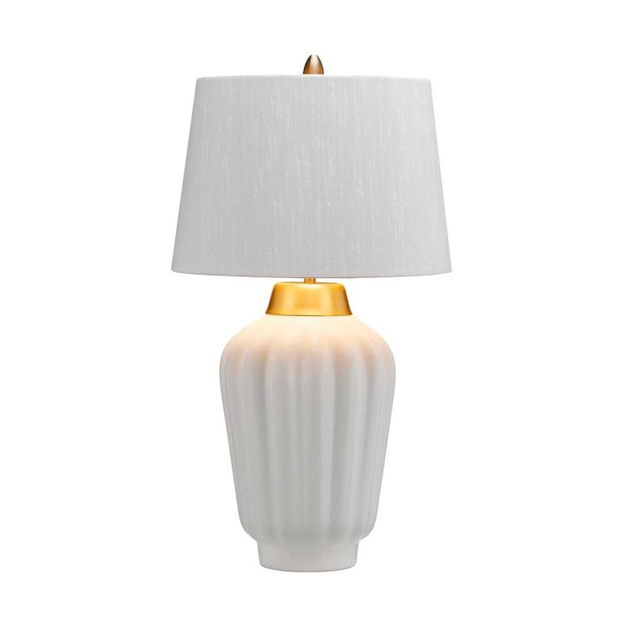 Bexley 56cm Valkoinen pöytävalaisin valmistajalta Elstead Lighting - Den levereras med en avsmalnande lampsk&auml;rm i ljus elfenbensf&auml;rgad konstsilke med en m&auml;ssingf&auml;rgad insida, handgjord i Storbritannien.