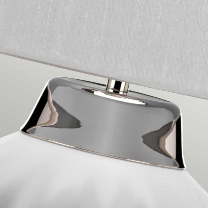 Bexley 56cm Valkoinen pöytävalaisin valmistajalta Elstead Lighting - Den levereras med en avsmalnande lampsk&auml;rm i ljus elfenbensf&auml;rgad konstsilke med en silverlaminerad insida, handgjord i Storbritannien.