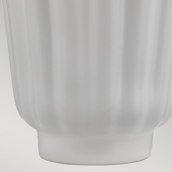 Bexley 56cm Valkoinen pöytävalaisin valmistajalta Elstead Lighting - Den levereras med en avsmalnande lampsk&auml;rm i ljus elfenbensf&auml;rgad konstsilke med en silverlaminerad insida, handgjord i Storbritannien.