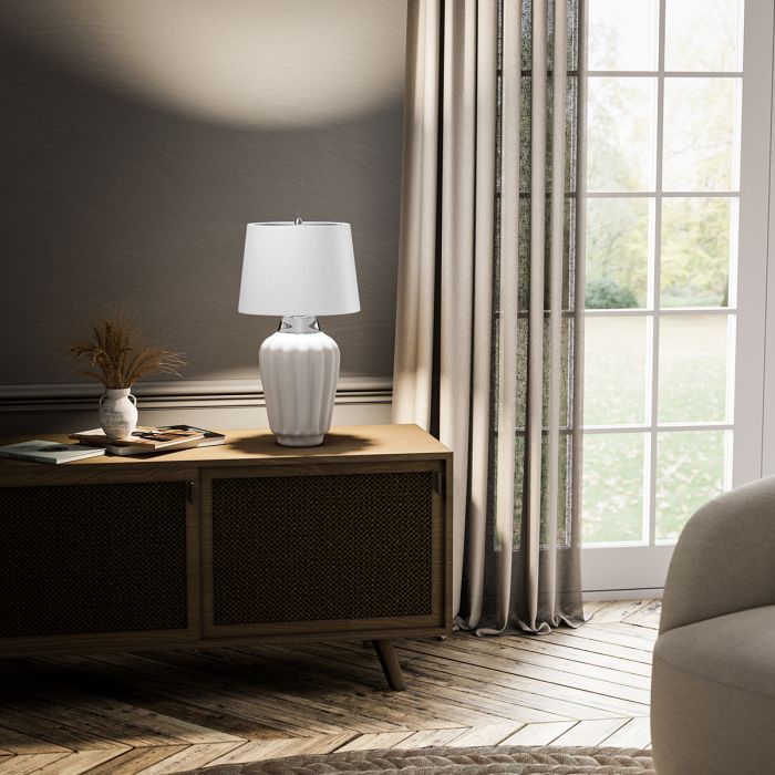Bexley 56cm Valkoinen pöytävalaisin valmistajalta Elstead Lighting - Den levereras med en avsmalnande lampsk&auml;rm i ljus elfenbensf&auml;rgad konstsilke med en silverlaminerad insida, handgjord i Storbritannien.