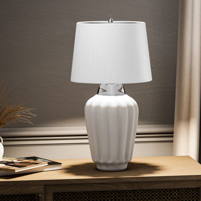 Bexley 56cm Valkoinen pöytävalaisin valmistajalta Elstead Lighting - Den levereras med en avsmalnande lampsk&auml;rm i ljus elfenbensf&auml;rgad konstsilke med en silverlaminerad insida, handgjord i Storbritannien.